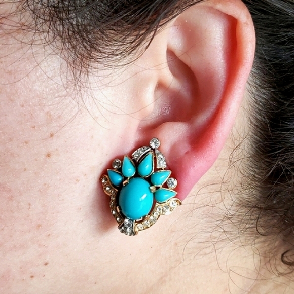 Authentic Vintage Trifari Jewels of India Rhinestone Aqua Cabochon Clip Earrings - Picture 11 of 13